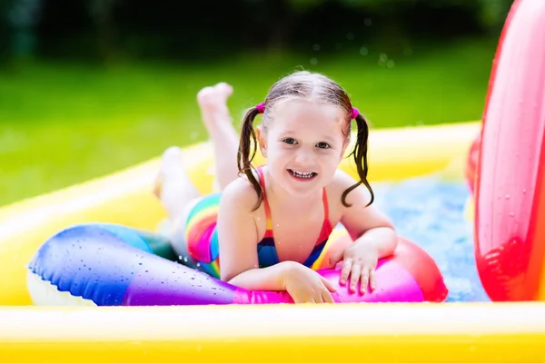 Liten flicka i trädgård pool — Stockfoto