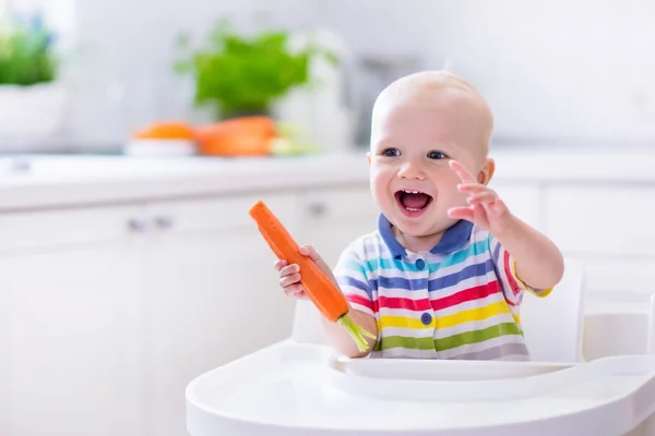 Piccolo bambino mangiare carota — Foto Stock