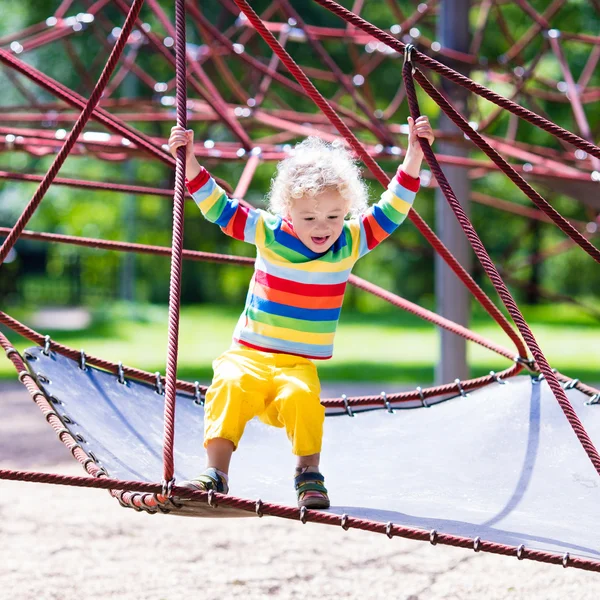 Kleiner Junge auf einem Spielplatz — Stockfoto
