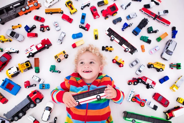 Mały chłopiec bawiący się zabawkowymi samochodami — Zdjęcie stockowe