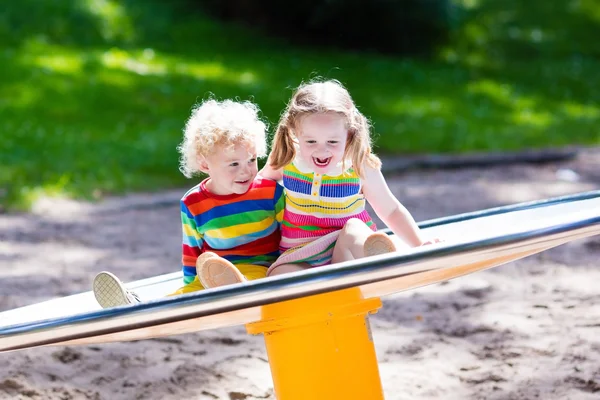 Les enfants s'amusent sur une aire de jeux — Photo