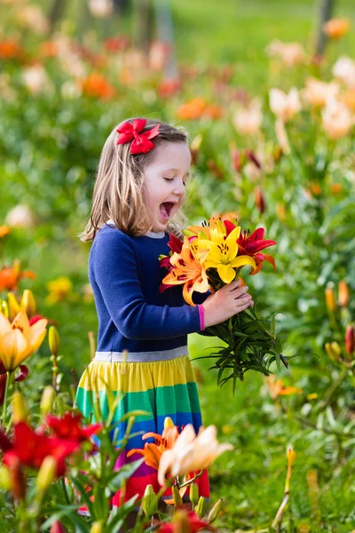 Petite fille cueillant des fleurs de lis — Photo