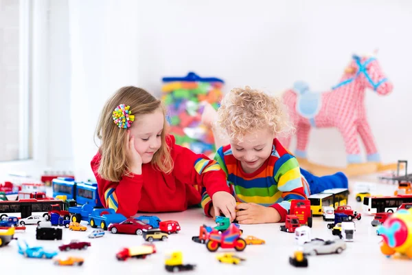 Kleine kinderen spelen met speelgoed auto 's — Stockfoto