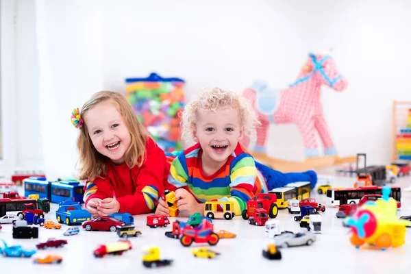 Kleine Kinder spielen mit Spielzeugautos — Stockfoto