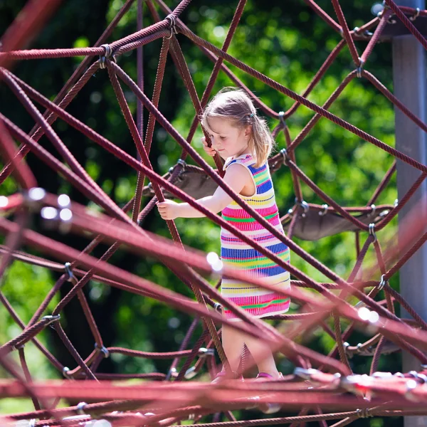 Kind plezier op werf schoolplein — Stockfoto