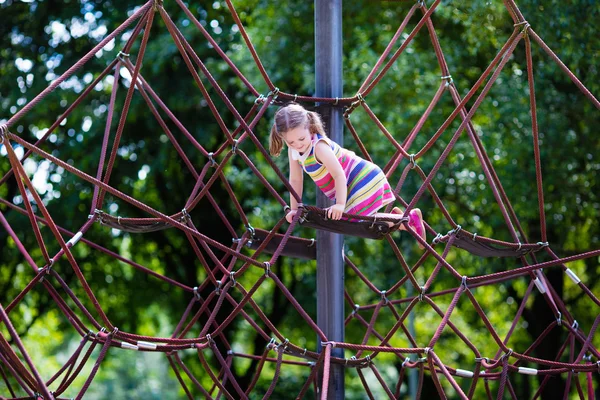 Kind plezier op werf schoolplein — Stockfoto