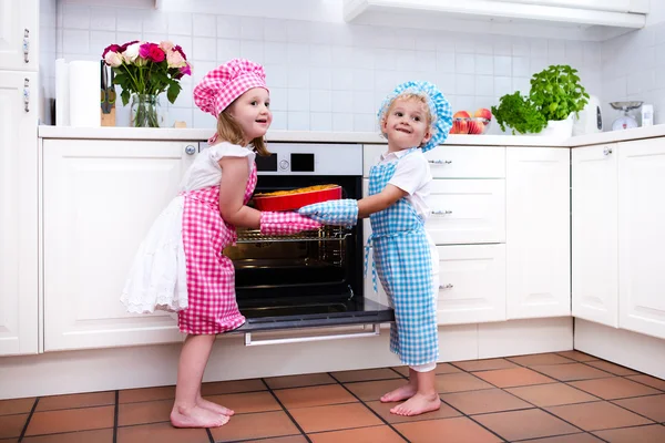 Bambini che cuociono torta di mele — Foto Stock