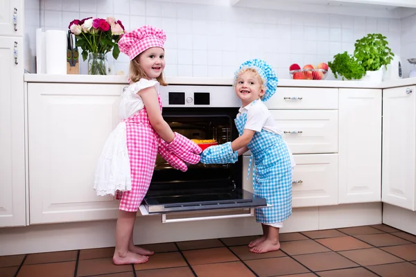 Kids baking apple pie — Stock Photo, Image