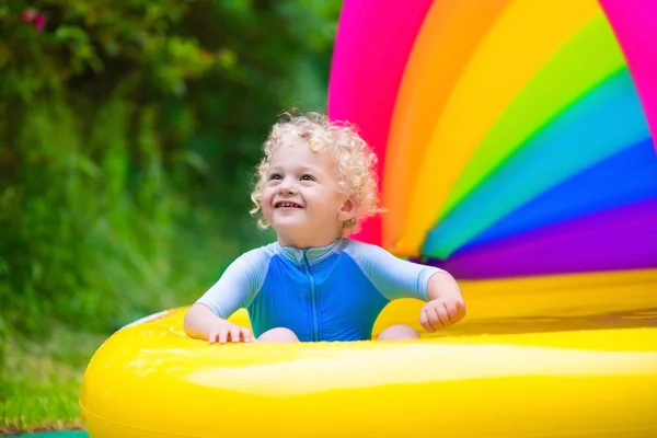 Gelukkig baby spelen in zwembad — Stockfoto