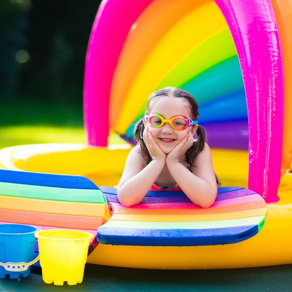 Menina na piscina — Fotografia de Stock