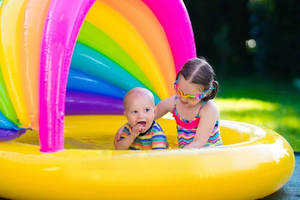 Niños jugando en la piscina —  Fotos de Stock