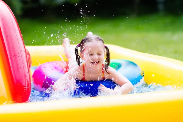 Liten flicka i trädgård pool — Stockfoto