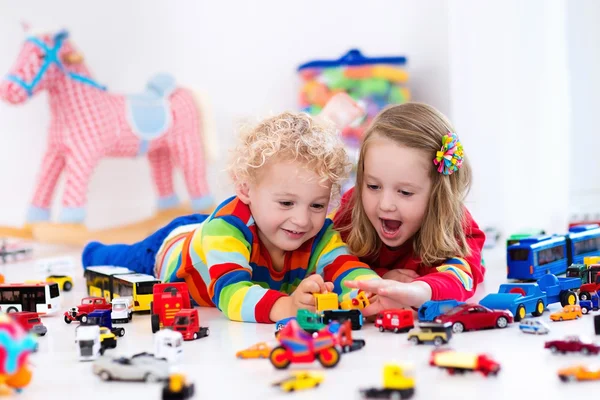 Маленькі діти грають з іграшковими машинами — стокове фото