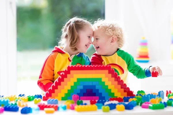 Dzieci bawiąc się kolorowe bloki — Zdjęcie stockowe