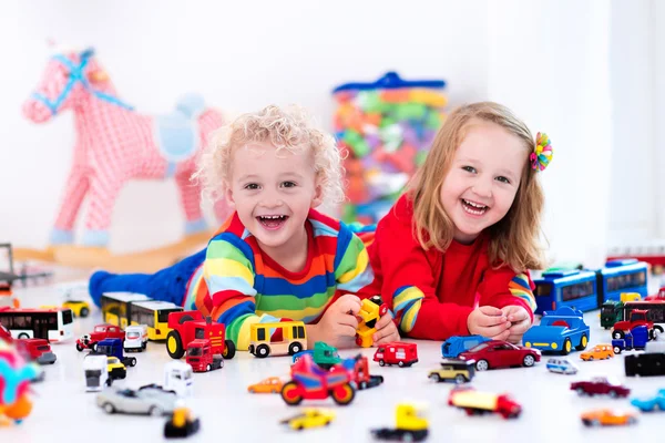 Kleine kinderen spelen met speelgoed auto 's — Stockfoto