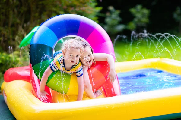 Bambini che giocano in piscina giardino — Foto Stock