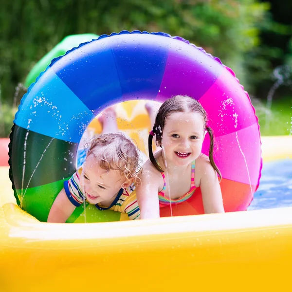 Crianças brincando na piscina do jardim — Fotografia de Stock