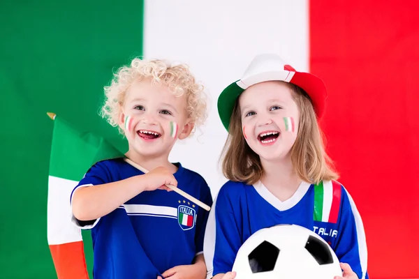 Счастливые дети, футбольные болельщики Италии — стоковое фото