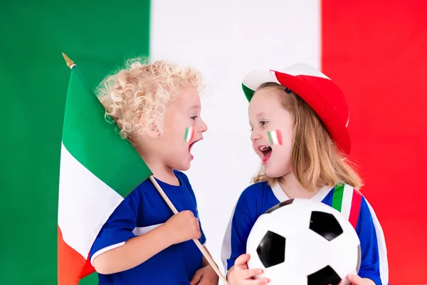 Счастливые дети, футбольные болельщики Италии — стоковое фото