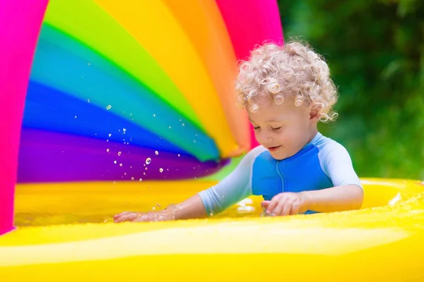 Glückliches Baby spielt im Schwimmbad — Stockfoto