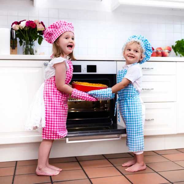 Kids baking apple pie — Stock Photo, Image