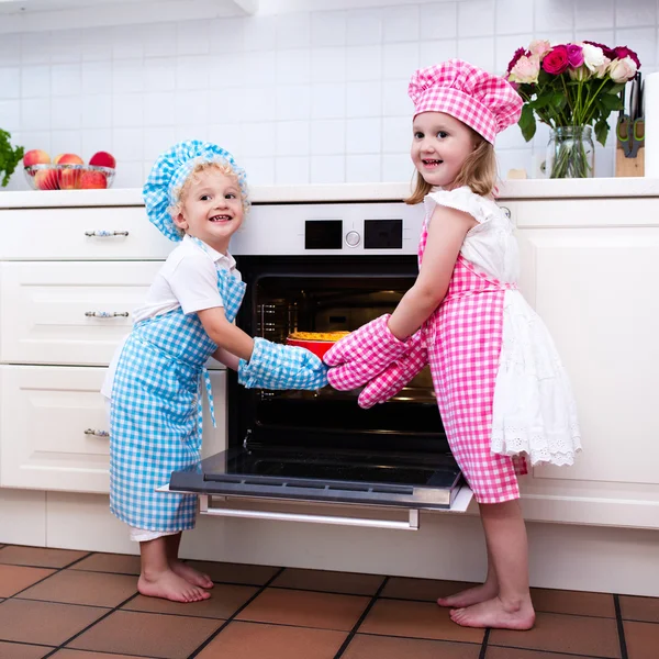 Kids baking apple pie — Stock Photo, Image