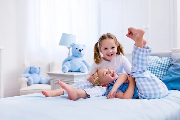 Kids playing in white bedroom — Stock Photo, Image