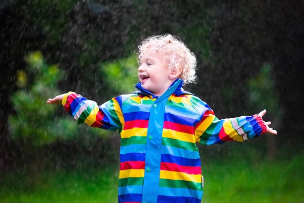 Petit garçon jouant sous la pluie — Photo