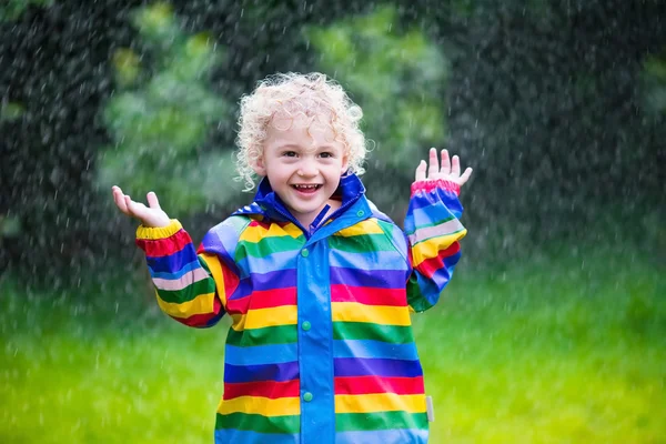 Petit garçon jouant sous la pluie — Photo