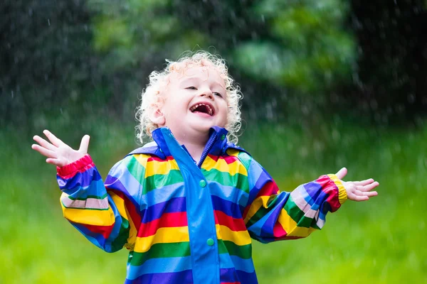 Petit garçon jouant sous la pluie — Photo