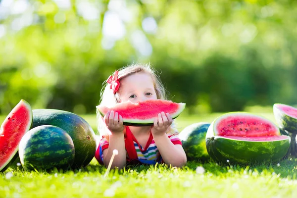 小女孩在花园里吃西瓜 — 图库照片