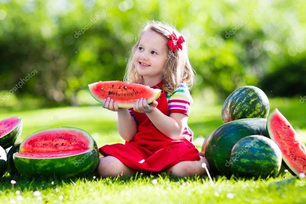 Реклама арбуза. Дыню девочки. Красивая девушка с арбузом. Девочка ест арбуз. Фотосессия с арбузом.