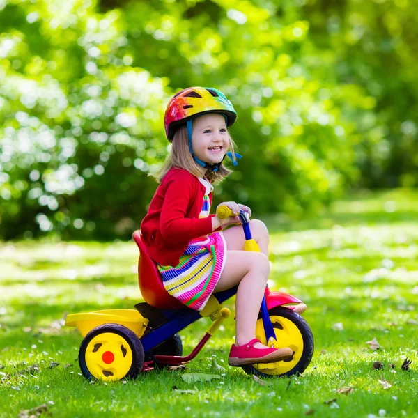 Petite fille chevauchant un tricycle — Photo