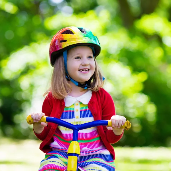 小女孩骑三轮车 — 图库照片