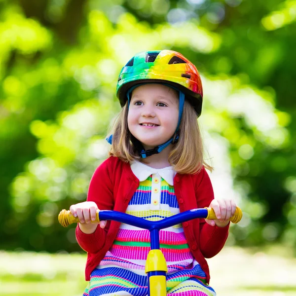 Petite fille chevauchant un tricycle — Photo