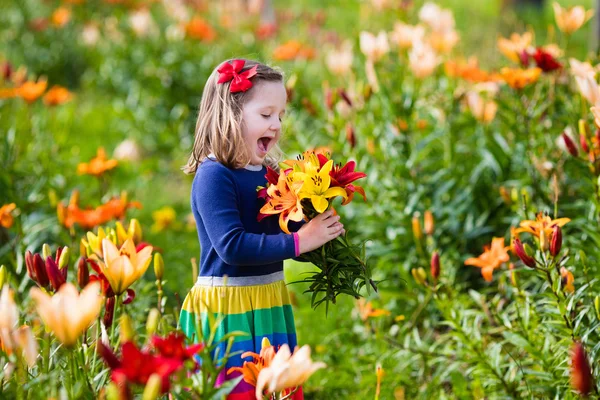 Küçük kız malzeme çekme lilly çiçekler — Stok fotoğraf
