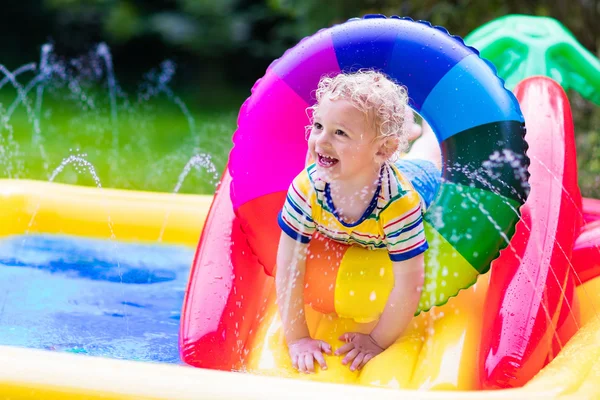 Menino brincando na piscina do jardim — Fotografia de Stock