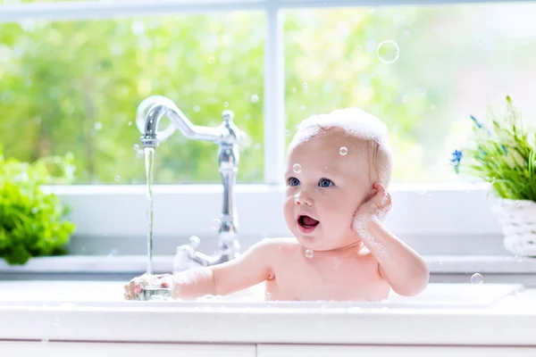 Pequeño bebé tomando baño — Foto de Stock