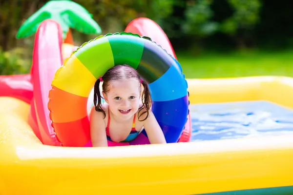 小女孩在花园泳池 — 图库照片