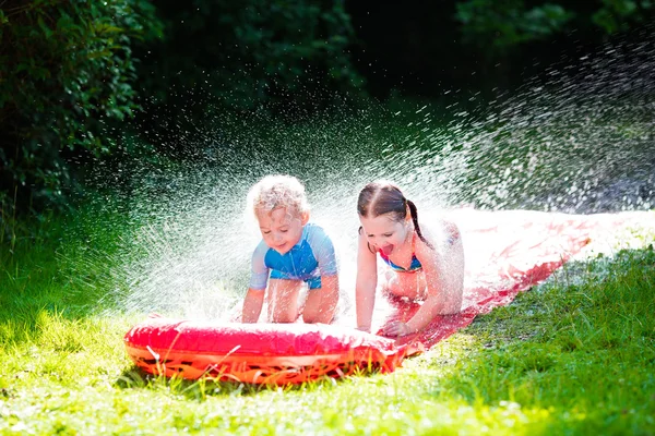 Çocuk Bahçe su kaydırağı ile oyun — Stok fotoğraf
