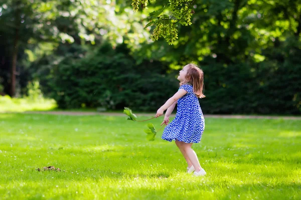 Bambina che corre nel parco soleggiato — Foto Stock