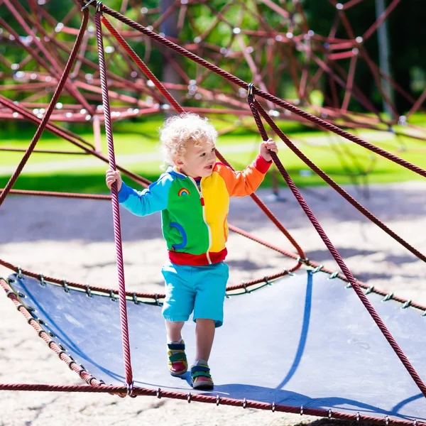 Bambino divertirsi sul cortile della scuola parco giochi — Foto Stock