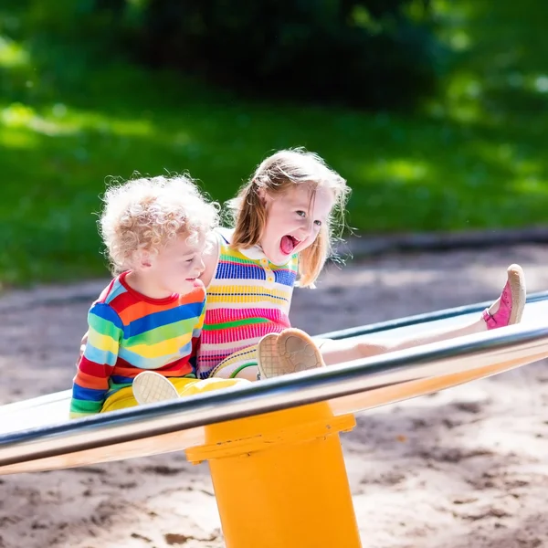 Barnen har roligt på en lekplats — Stockfoto