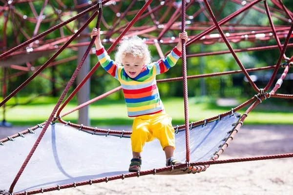 Kleiner Junge auf einem Spielplatz — Stockfoto