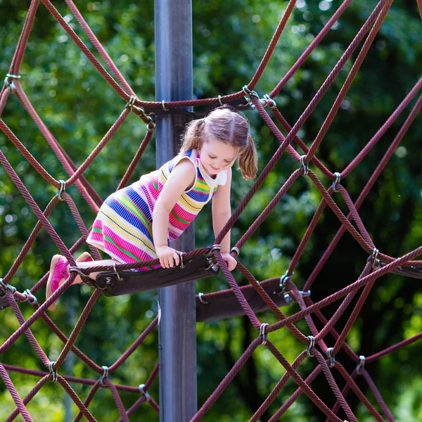 Bambino divertirsi sul cortile della scuola parco giochi — Foto Stock