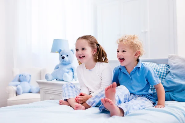 Kinder spielen im weißen Schlafzimmer — Stockfoto