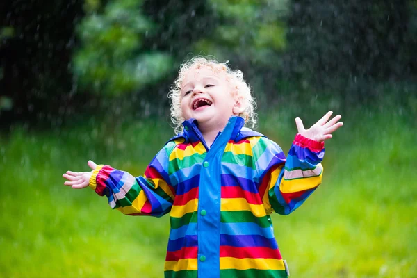 男の子が雨の中で遊ぶ — ストック写真