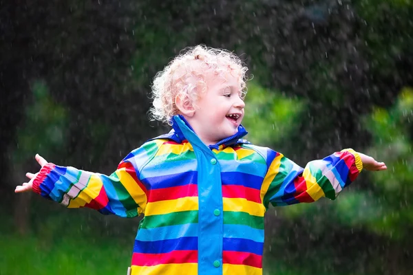 Petit garçon jouant sous la pluie — Photo