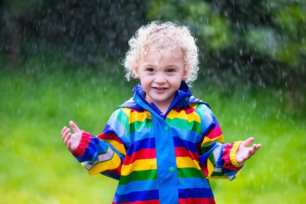 Petit garçon jouant sous la pluie — Photo