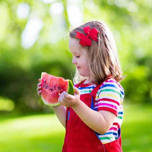 Küçük kız bahçede karpuz yeme — Stok fotoğraf